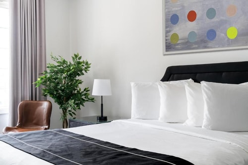 Deluxe Room Near MoneyGram MIA 2 Luxury Bookings