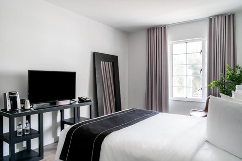 Deluxe Room Near MoneyGram MIA 3 Luxury Bookings