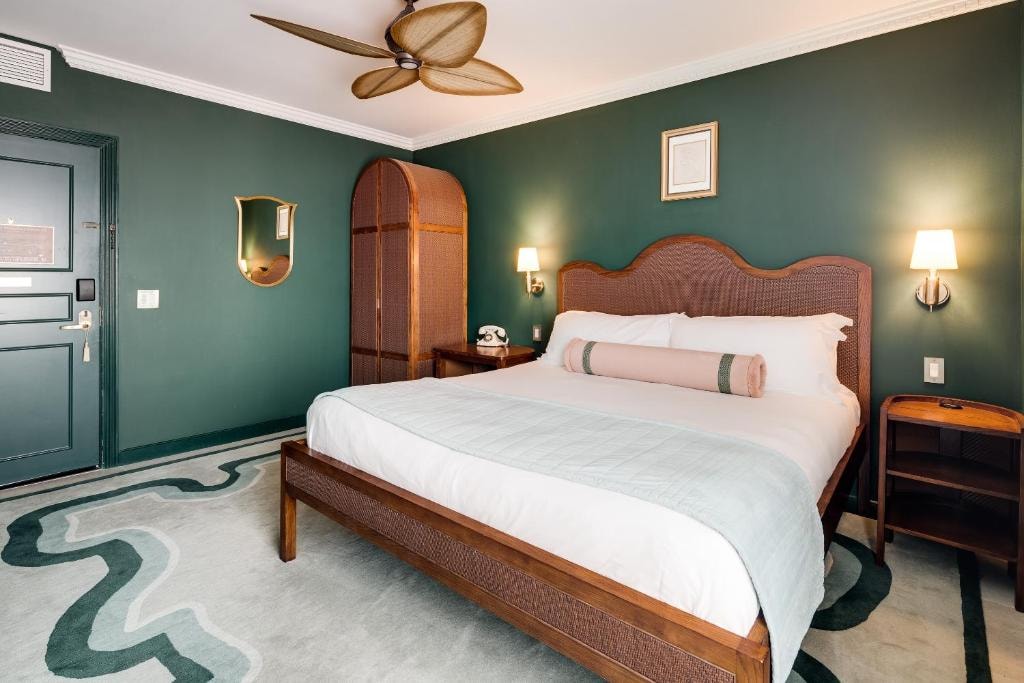 Superior King Near Surf Style MIA Luxury Bookings