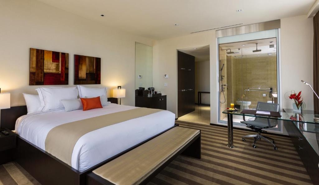 Standard King Room Near Chase Bank MIA Luxury Bookings