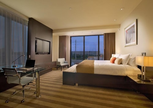 Standard King Room Near Chase Bank MIA 2 Luxury Bookings