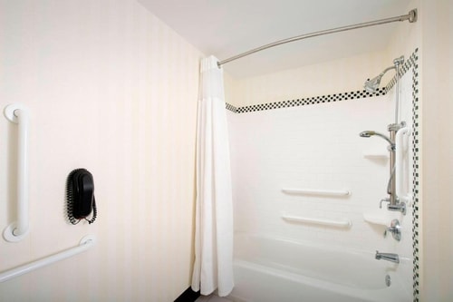Queen Room Near Grapeland Water Park MIA 5 Luxury Bookings