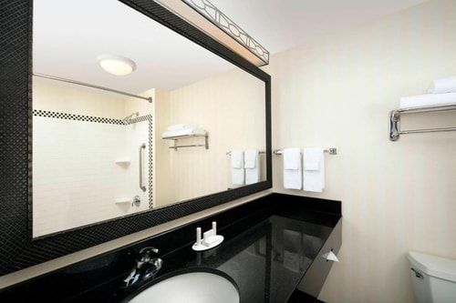 Queen Room Near Grapeland Water Park MIA 6 Luxury Bookings