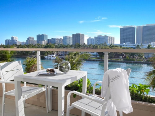 King Room Near Pura Vida MIA 9 Luxury Bookings