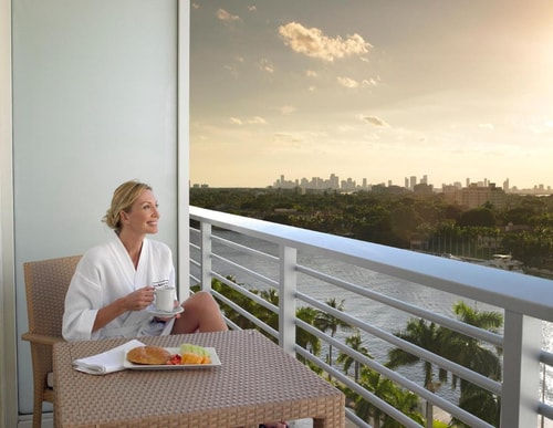 King Suite Near Travel Traders MIA 3 Luxury Bookings