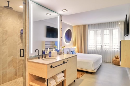Standard King Near Sauvage Miami MIA 1 Luxury Bookings