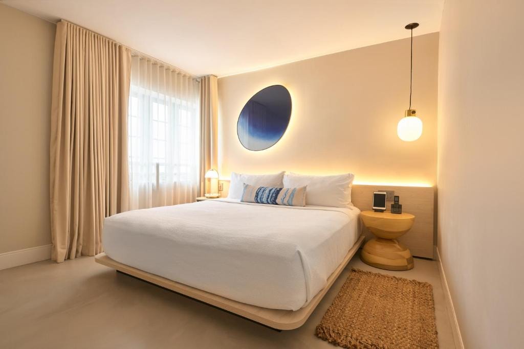 Standard King Near Sauvage Miami MIA Luxury Bookings