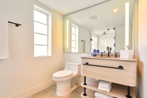 Standard King Near Sauvage Miami MIA 2 Luxury Bookings