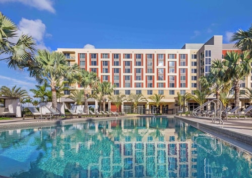 Queen Room Near Cali Stereo MIA 13 Luxury Bookings
