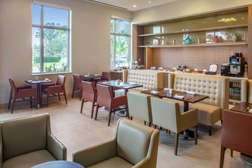Queen Room Near Cali Stereo MIA 11 Luxury Bookings