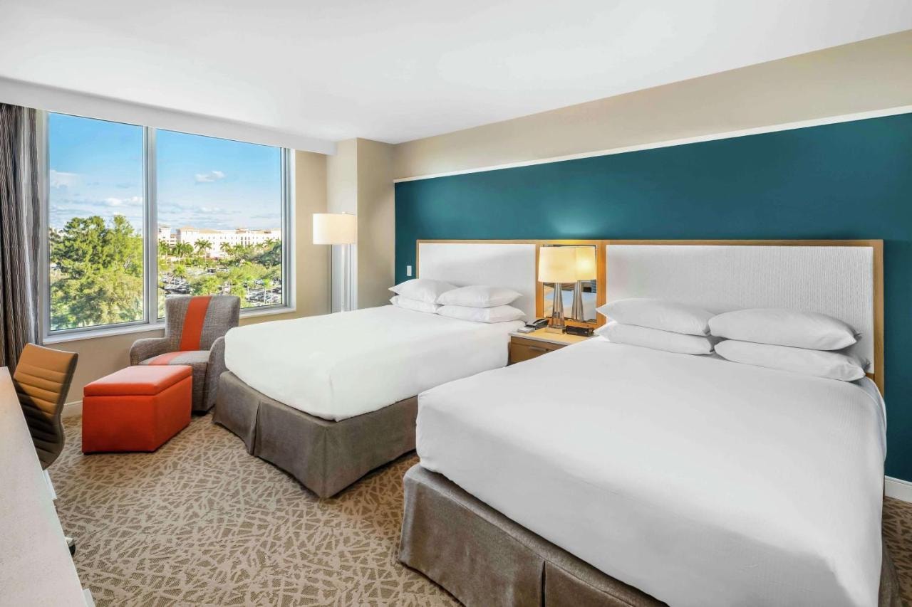 Queen Room Near Cali Stereo MIA Luxury Bookings