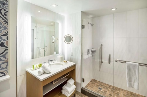Queen Room Near Cali Stereo MIA 1 Luxury Bookings