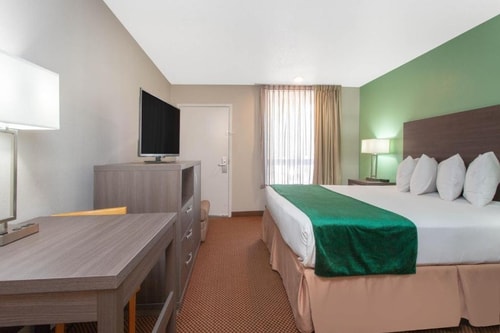 Queen Room Near Triton Cay Orlando ORL 1 Luxury Bookings