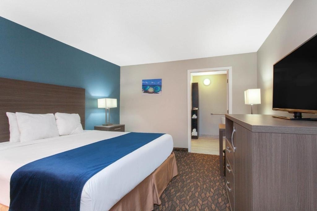 Queen Room Near Triton Cay Orlando ORL Luxury Bookings