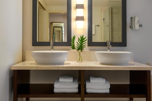 Essential King Room Near StomatCare MIA 4 Luxury Bookings