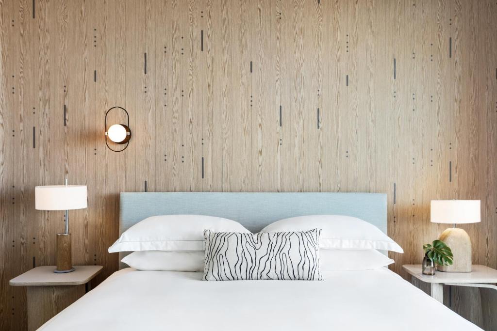 King Room Near Carrot Express MIA Luxury Bookings