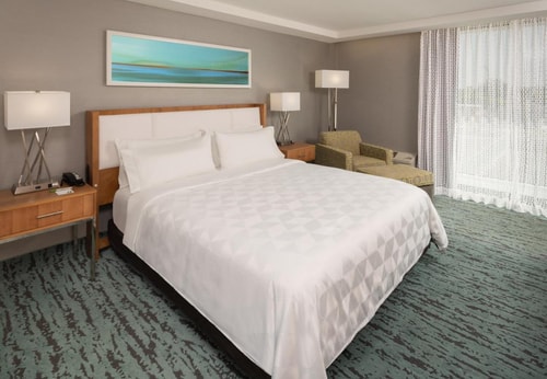 King Room Near 7 Eleven MIA 1 Luxury Bookings