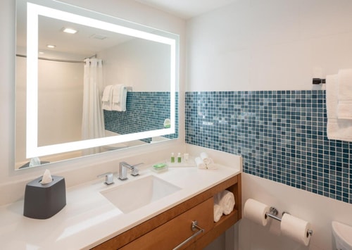 King Room Near 7 Eleven MIA 3 Luxury Bookings