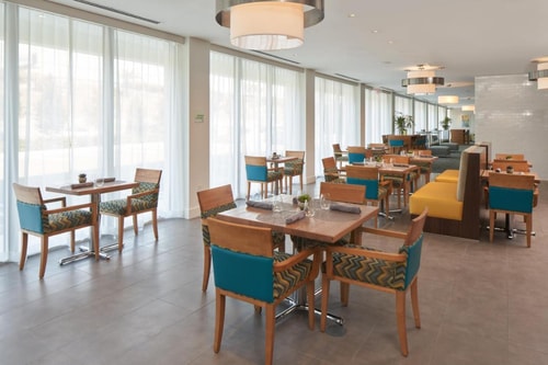 King Room Near 7 Eleven MIA 8 Luxury Bookings