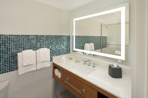 King Room Near 7 Eleven MIA 4 Luxury Bookings