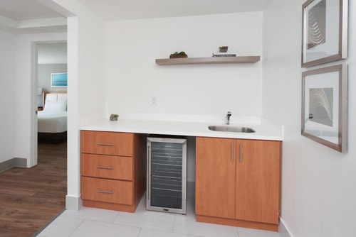 King Room Near 7 Eleven MIA 2 Luxury Bookings