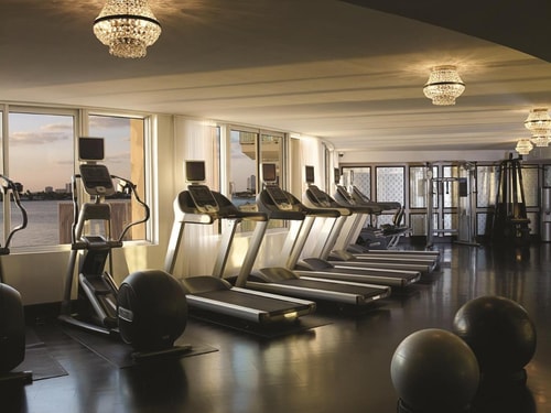 Studio Suite Near Whole Foods Market MIA 7 Luxury Bookings