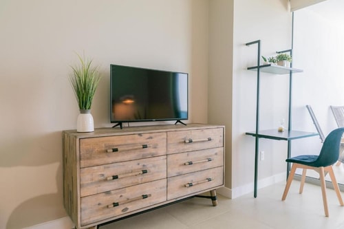 One Bedroom  Near Allison Park MIA 4 Luxury Bookings