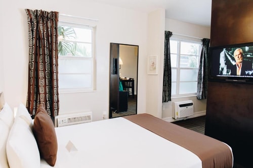 Queen Suite Near Clean Machine MIA 3 Luxury Bookings