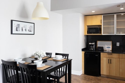 Queen Suite Near Clean Machine MIA 6 Luxury Bookings