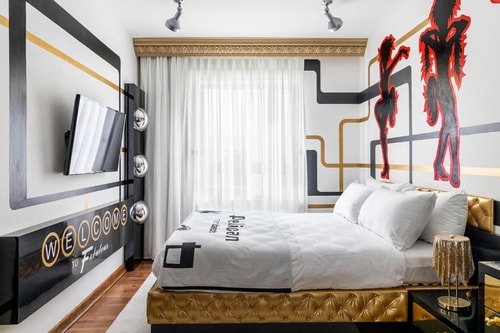 Deluxe Queen Room Near Surf Style MIA 1 Luxury Bookings