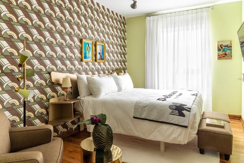 Deluxe Queen Room Near Surf Style MIA 2 Luxury Bookings