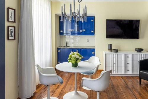 Deluxe Queen Room Near Surf Style MIA 10 Luxury Bookings