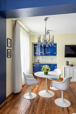 Deluxe Queen Room Near Surf Style MIA 11 Luxury Bookings