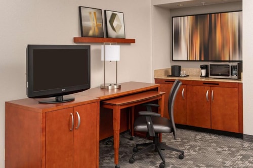 Deluxe King Room Near The Billiard Club MIA 8 Luxury Bookings