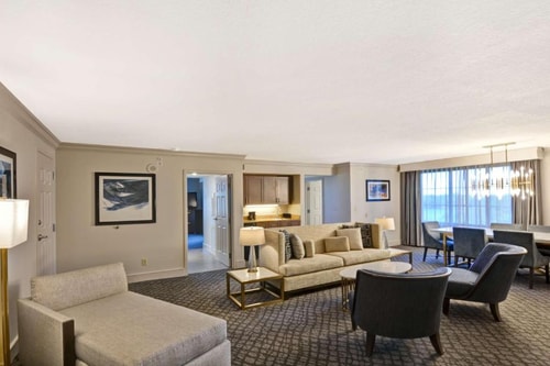 Deluxe King Suite Near Orlando Public Library ORL 7 Luxury Bookings