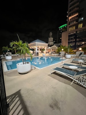 Deluxe King Suite Near Orlando Public Library ORL 13 Luxury Bookings