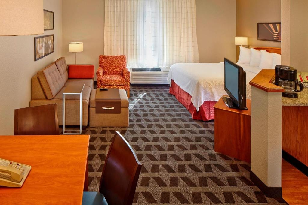 Deluxe Queen Studio Near Lake Ebby ORL Luxury Bookings