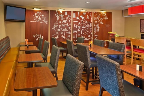 Deluxe Queen Studio Near Lake Ebby ORL 8 Luxury Bookings