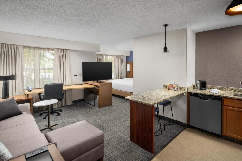 King Studio Near Lake Ebby ORL Luxury Bookings