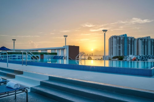 One Bedroom King Suite Near Trader Joes MIA 14 Luxury Bookings