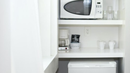 Studio Queen Near Walgreens Photo MIA 3 Luxury Bookings