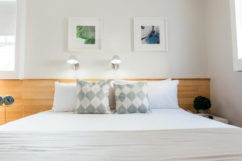 Studio Queen Near Walgreens Photo MIA 1 Luxury Bookings