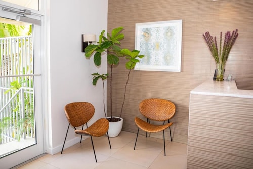 Studio Queen Near Walgreens Photo MIA 12 Luxury Bookings