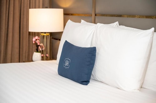 Superior King Room Near Soundscape Park MIA 2 Luxury Bookings