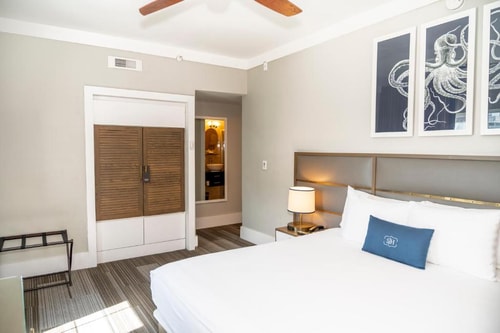 Superior King Room Near Soundscape Park MIA 3 Luxury Bookings