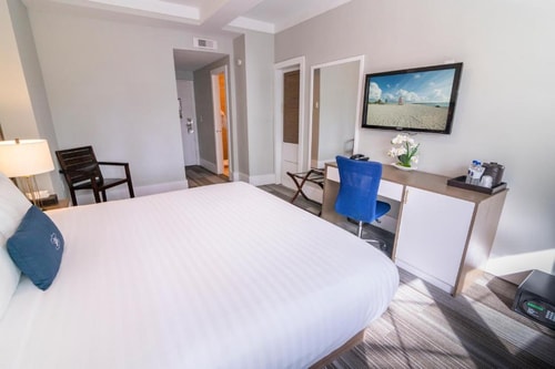 Superior King Room Near Soundscape Park MIA 4 Luxury Bookings