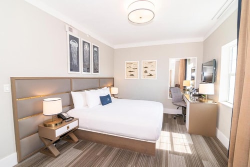 Superior King Room Near Soundscape Park MIA 1 Luxury Bookings