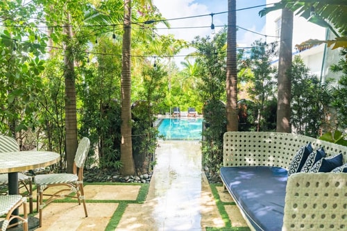 Superior King Room Near Soundscape Park MIA 11 Luxury Bookings