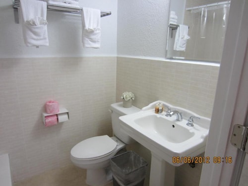 Queen Room Near Paws Pet Land MIA 2 Luxury Bookings