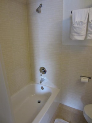 Queen Room Near Paws Pet Land MIA 3 Luxury Bookings